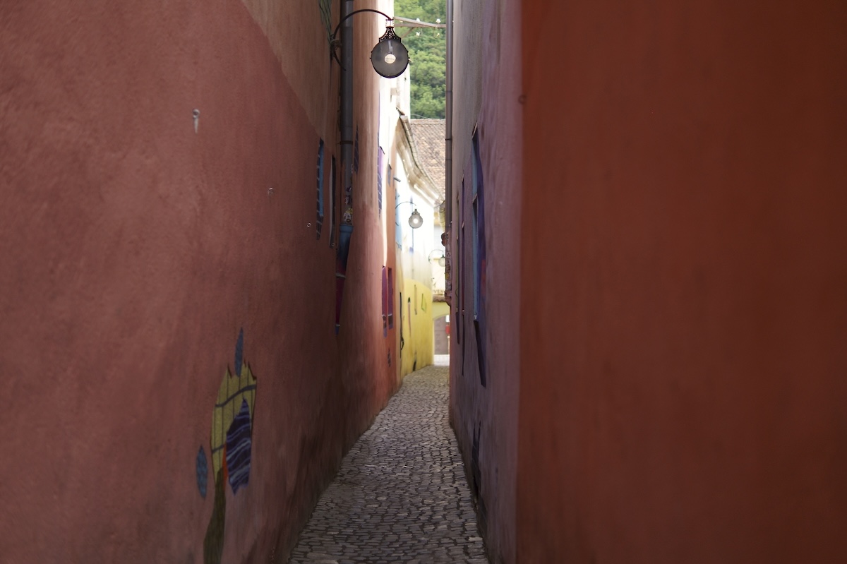 Brașovul închide strada îngustă emblematică pentru reparații de urgență